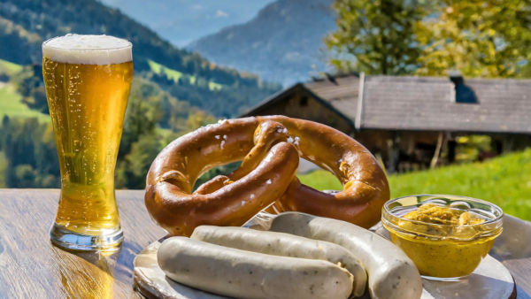 Weißwurst Frühstück auf dem Berg in Tirol